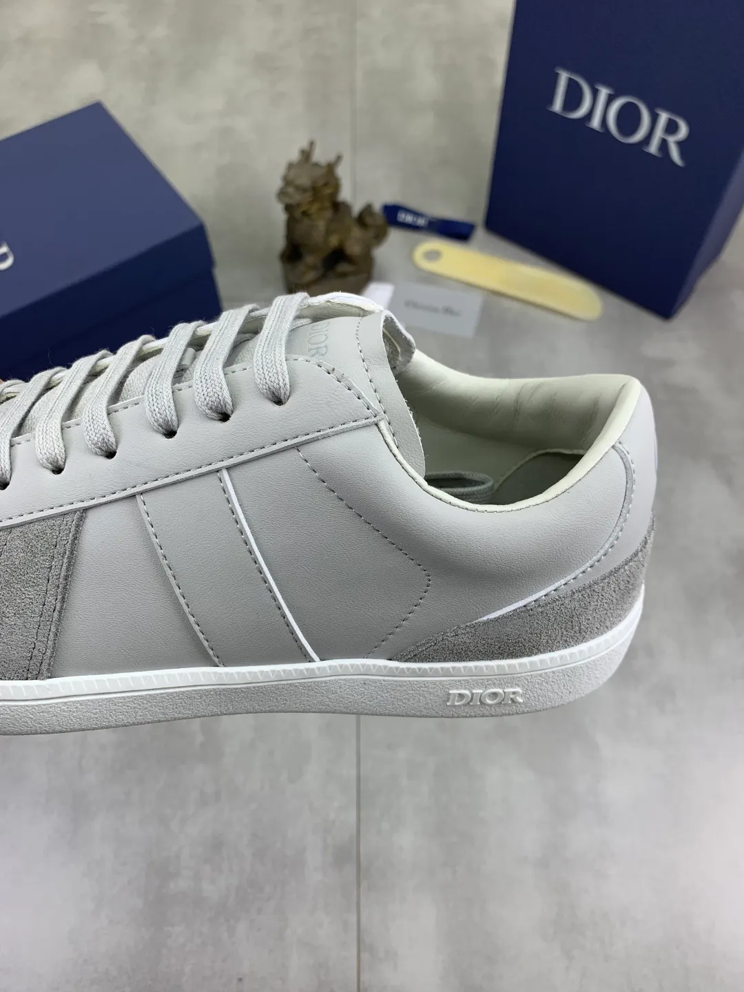 Men's shoes 💰P360 New Dior B01 moral training shoes, white first-layer cowhide, original molded outsole. New to the fall collection, this sneaker marks the return of a Dior classic, reinterpreted in a stylish and elegant silhouette. Crafted from white smooth first-grain cowhide with a tonal silk sheepskin lining, it features the Dior logo on the tongue and inner sides, and a CD icon on the heel. Paired with Tpu anti-slip soles of the same color, it can be matched with various styles to create a sophisticated look.  Code number: 38-44
